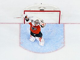 Daniel Vlada� slaví výhru a postup Philadelphie do play off.