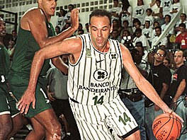 Brazilský basketbalista Oscar Schmidt v dresu Banco Bandeirantes.