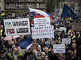 Slováci v Bratislav� i dal�ích m�stech demonstrovali proti plán�m vlády Roberta...