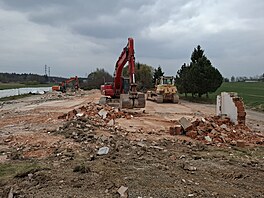 T�ká technika dokon�uje demolici motocentra u dálnice D3 na okraji Tábora....