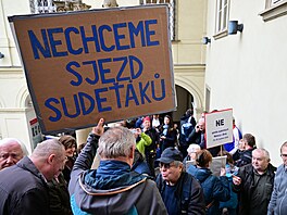 Na jednání brn�nského zastupitelstva p�i�li odp�rci i zastánci po�ádání...