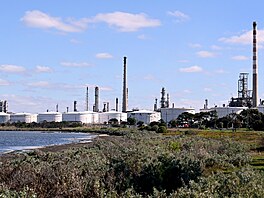 Ropná rafinerie v Geelongu, jedna ze dvou, které v Austrálii zbývají. Rafinerie...