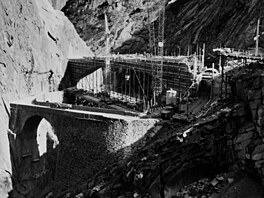 Nad ním se poté klene modern�j�í silni�ní most z roku 1950. Spole�n� vytvá�ejí...
