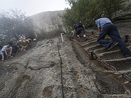 Nejnáro�n�j�í �ásti trasy vedou tém�� kolmo vzh�ru. Lezci se zde musí spoléhat...