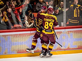 Zleva Albert Michná� a Filip Dundá�ek z Jihlavy se radují z gólu na 2:1 v...