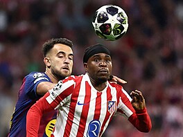 Souboj o mí� mezi Ericem Garcíou (Barcelona) a Ademolou Lookmanem z Atlética...