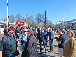 Lidé �ekají p�ed slavnostním otev�ením Dvoreckého mostu v Praze. (17. dubna...