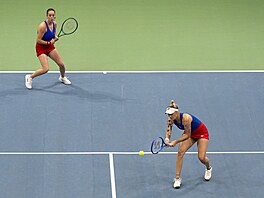 Tereza Valentová a Markéta Vondrou�ová p�i kvalifikaci BJK Cupu ve �výcarsku.