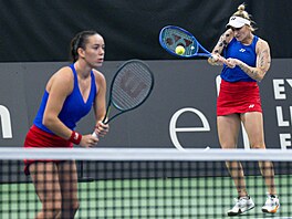Tereza Valentová s Markétou Vondrou�ovou ve �ty�h�e v Billie Jean King Cupu.