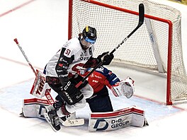 Momentka p�ed brankou pardubického Romana Willa v rozhodujícím sedmém utkání...