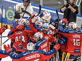 Pardubi�tí hokejisté se radují z postupu do finále extraligy.