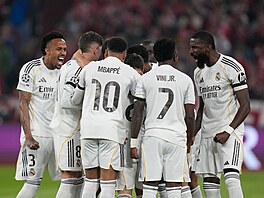 Fotbalisté Realu Madrid slaví gól na h�i�ti Bayernu Mnichov ve �tvrtfinále Ligy...