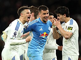 Fotbalisté Leedsu slaví výhru nad Manchesterem United.
