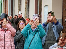 V Borovanech na �eskobud�jovicku dnes v poledne odborníci osadili s pomocí...