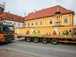 V Borovanech na �eskobud�jovicku dnes v poledne odborníci osadili s pomocí...
