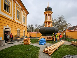 V Borovanech na �eskobud�jovicku dnes v poledne odborníci osadili s pomocí...