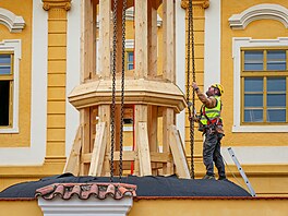 V Borovanech na �eskobud�jovicku dnes v poledne odborníci osadili s pomocí...