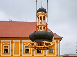 V Borovanech na �eskobud�jovicku dnes v poledne odborníci osadili s pomocí...