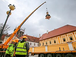 V Borovanech na �eskobud�jovicku dnes v poledne odborníci osadili s pomocí...