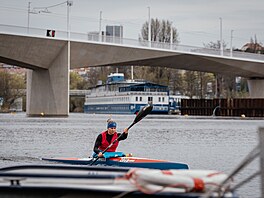 Pohled na Dvorecký most z �eky podtrhuje jeho kubistické prvky (13. dubna 2026)