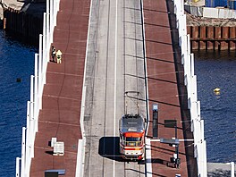 Konstrukce Dvoreckého mostu je odlitá z unikátního bílého betonu (13. dubna...