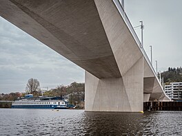Kubistický Dvorecký most je odlit z unikátního bílého betonu (13. dubna 2026)