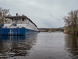 Kubistický Dvorecký most je odlit z unikátního bílého betonu (13. dubna 2026)