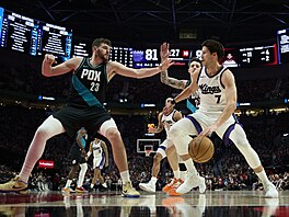 Doug McDermott (7) ze Sacramento Kings úto�í v zápase s Portland Trail Blazers,...