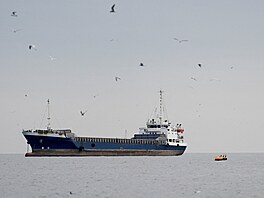 Lo� v Hormuzském pr�livu na snímku z 12. dubna 2026