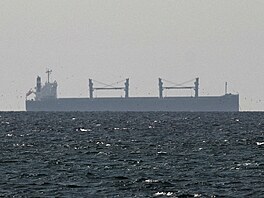 Lo� v Hormuzském pr�livu na snímku z 11. dubna 2026