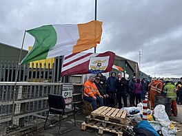 Demonstranti se ú�astní blokády v p�ístavu Galway Docks v hrabství Galway,...