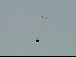Lo� Orion p�istává ke konci mise Artemis II. V akci jsou dva stabiliza�ní...