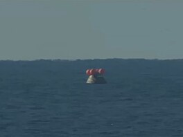 Kosmická lo� Orion po návratu s posádkou z mise Artemis II �eká na vyzvednutí