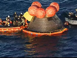 Posádka vystupuje s kosmické lodi Orion po úsp�ném absolvování mise Artemis II.