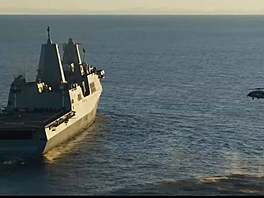 P�ílet posádky mise Artemis II na lo� USS John P. Murtha