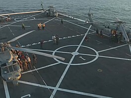 Posádka mise Artemis II dorazila na lo� USS John P. Murtha