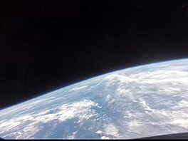 Pohled z okna lodi Orion p�i misi Artemis II p�ed zano�ením do atmosféry Zem�.