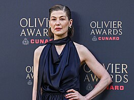 Rosamund Pike na Olivier Awards v Londýn� (12. dubna 2026)