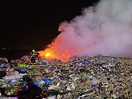 Hasi�i od noci zasahují u po�áru skládky v Bohumín�, lidé by nem�li v�trat....