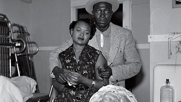 Mamie Till-Mobleyov� nad t�lem sv�ho zavra�d�n�ho syna (1955)