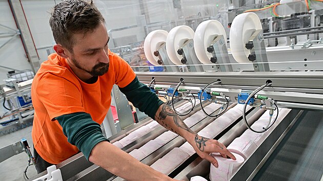 Lo�sk� tr�by spole�nosti Moracell atakovaly dv� miliardy korun. D�ky modernizaci v�roby a zv��en� produkce o�ek�v� management v tomto roce prodej alespo� o �tvrtinu v�t��. Pom��e tomu nov� spu�t�n� t�et� linka na v�robu toaletn�ho pap�ru. (16. dubna 2026)