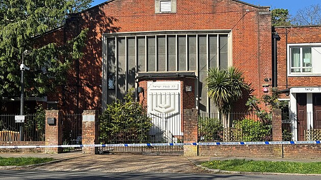 Britsk� policie vy�et�uje dal�� pokus o �h��sk� �tok na synagogu na severoz�pad� Lond�na. Podle vy�et�ovatel� vhodili pachatel� do budovy z�palnou bombu. (19. dubna 2026)