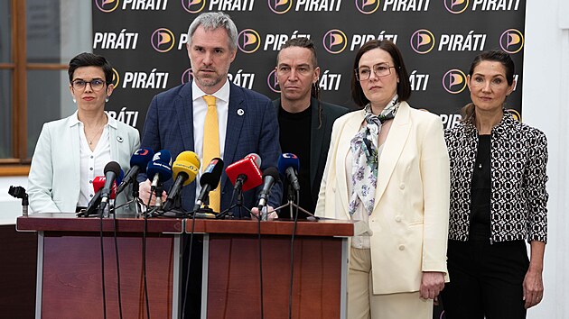 Tiskov� konference Pir�tsk� strany z Poslaneck� sn�movny. Na sn�mku zleva Olga Richterova, Zden�k H�ib, Ivan Barto�, Andrea Hoffmanov� a Gabriela Sv�rovsk�. (16. dubna 2026)