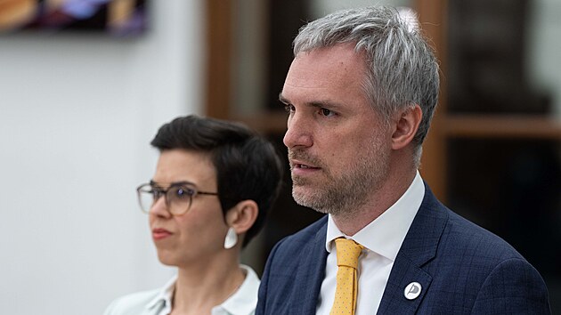 Tiskov� konference Pir�tsk� strany z Poslaneck� sn�movny. Na sn�mku zleva Zden�k H�ib. (16. dubna 2026)