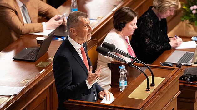 Premi�r Andrej Babi� u �e�nick�ho pultu na mimo��dn� sch�zi Poslaneck� sn�movny, kterou opozice svolala k projedn�n� r�stu cen pohonn�ch hmot, rizika inflace a budoucnosti ve�ejnopr�vn�ch m�di�. (16. dubna 2026)