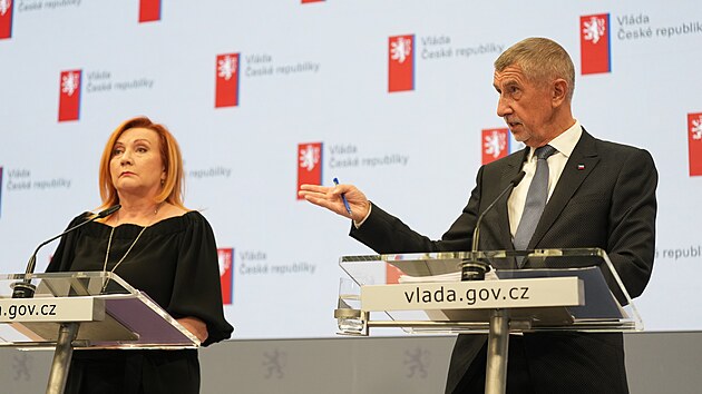Ministryn� financ� Alena Schillerov� a premi�r Andrej Babi� (oba za ANO) na tiskov� konferenci vl�dy. (13. dubna 2026)