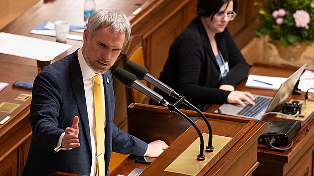 Zden�k H�ib (Pir�ti) na mimo��dn� sch�zi Poslaneck� sn�movny, kterou opozice svolala k projedn�n� r�stu cen pohonn�ch hmot, rizika inflace a budoucnosti ve�ejnopr�vn�ch m�di�. (16. dubna 2026)