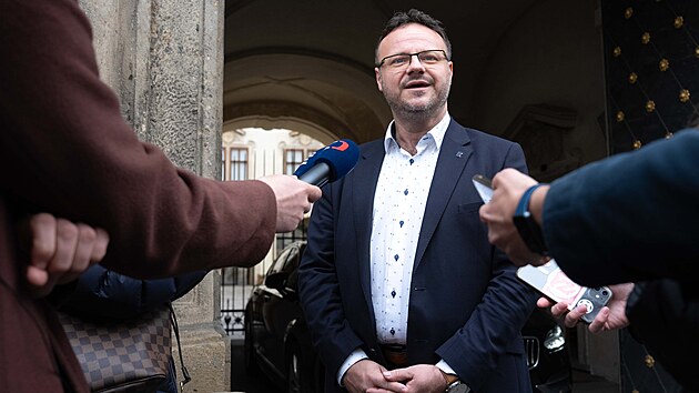 �editel �esk�ho rozhlasu Ren� Zavoral odch�z� po jedn�n� s ministrem kultury Otou Klemp��em. (10. dubna 2026)