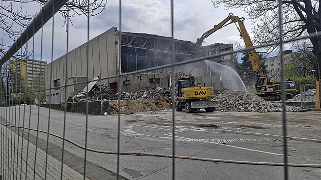 Ve Fr�dku-M�stku za�ala demolice kina Petra Bezru�e. Na uvoln�n�m prostranstv� vznikne parkovi�t� pro 98 automobil�, kter� ulev� p�et�en� kapacit� na nedalek�m s�dli�ti Rivi�ra. (14. duben 2026)