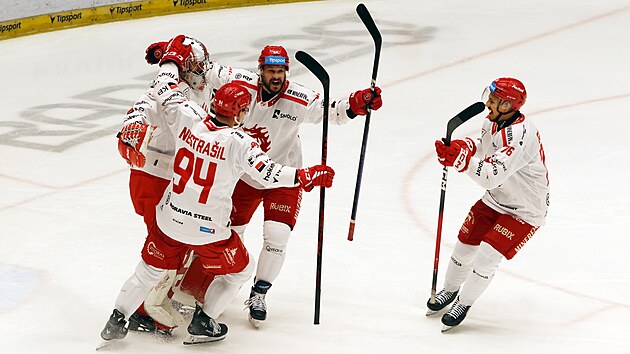 Hokey ekstra ligi: Třinec finalde, Pardubice'nin maç puanı var